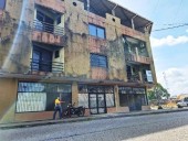 Advierten que una ventana con vidrios rotos del edificio San Rafael peligra de caer
