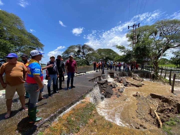 Familias evacuadas y colapso de vía por crecida de ríos en Camaguán