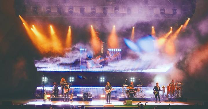 En su regreso al Hollywood Bowl, Juanes alienta a la comunidad latina de L.A. y canta con mariachi