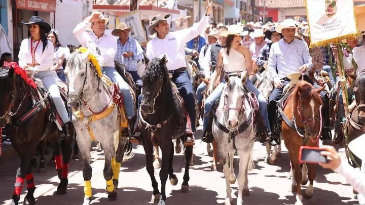 Armenta cabalga con mil jinetes en honor a Santiago Apóstol en Chignahuapan