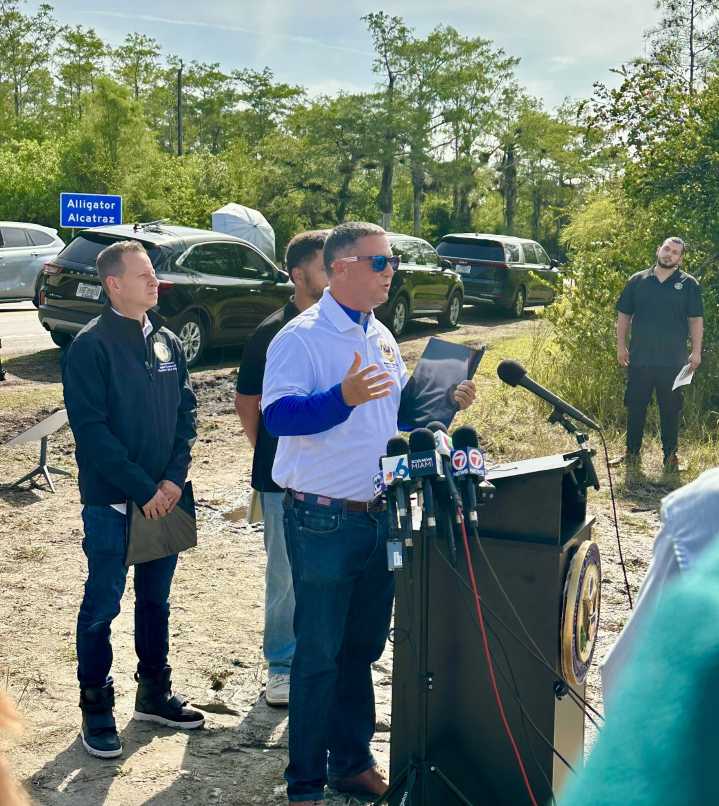 Legisladores denuncian condiciones “inhumanas” en centro de detención de Alligator Alcatraz