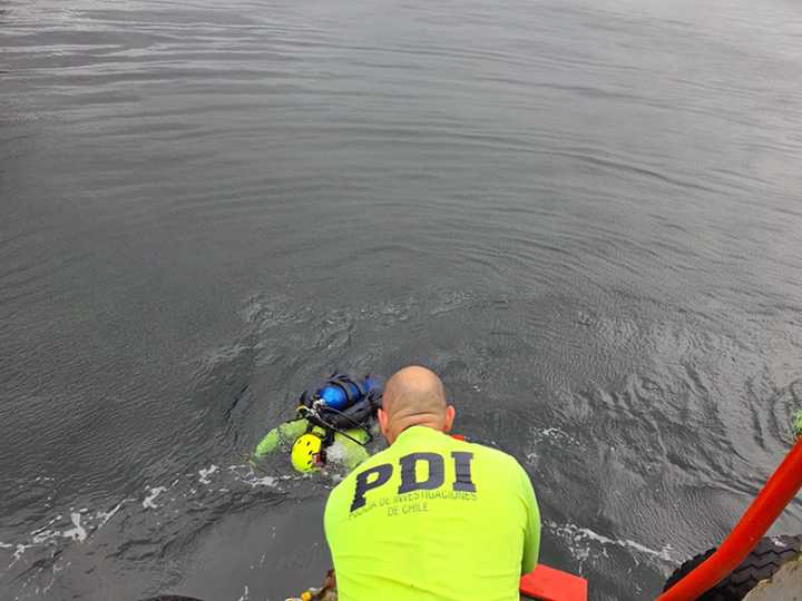 Oficiales PDI realizan inédito peritaje bajo el mar por muerte de buzo en centro acuícola