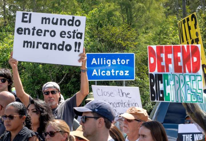 México reporta 14 mexicanos detenidos en la cárcel ‘Alligator Alcatraz’ en EEUU