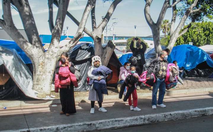 Niños inmigrantes están detenidos en sitios “inseguros e insalubres”, el gobierno busca eliminar todo derecho.