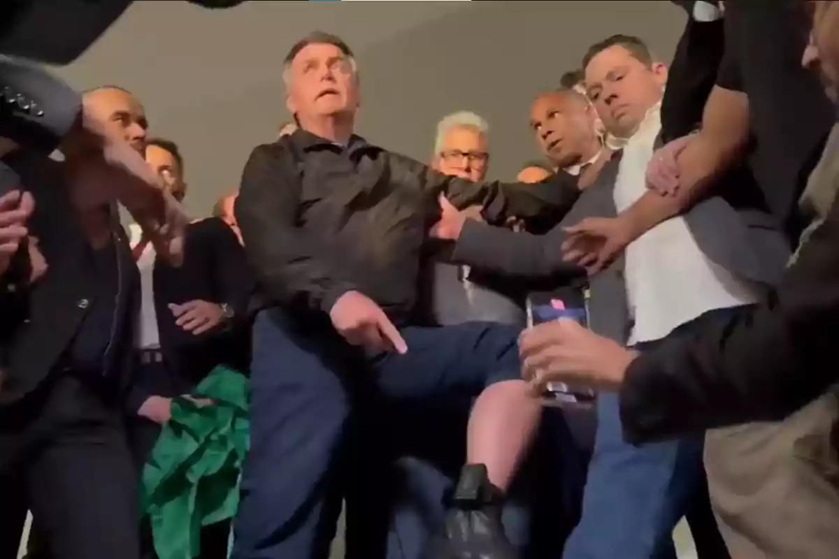 Jair Bolsonaro mostró su tobillera electrónica y habló de «la mayor humillación de su vida»