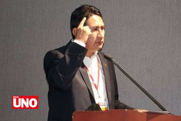 Vladimir Cerrón arremete contra congresistas del Bloque Magisterial tras su disolución como bancada parlamentaria