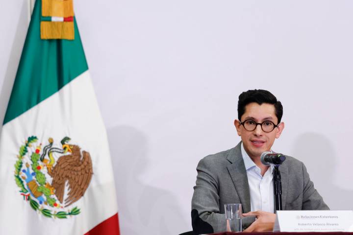Autoridades de México visitan a mexicanos detenidos en 'Alligator Alcatraz', en Florida