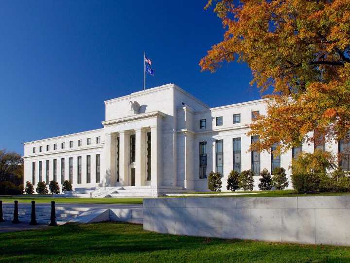 Deja Fed tasas de interés sin variar pese a presión de Trump para recortarlas