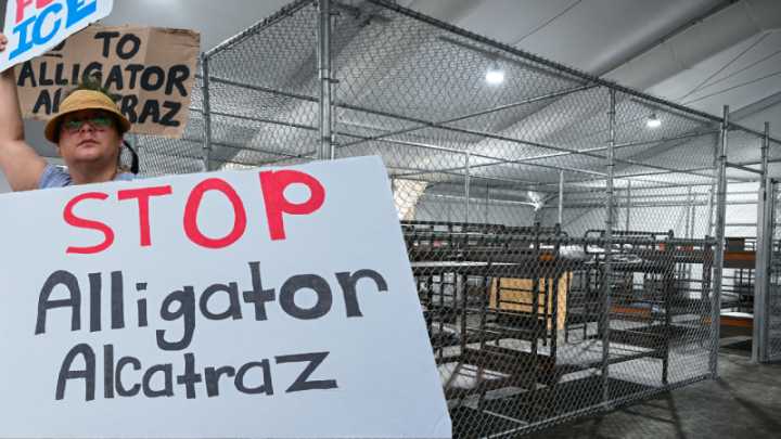 “Eso es tortura”: las denuncias que reciben organizaciones sobre los tratos en ‘Alligator Alcatraz’