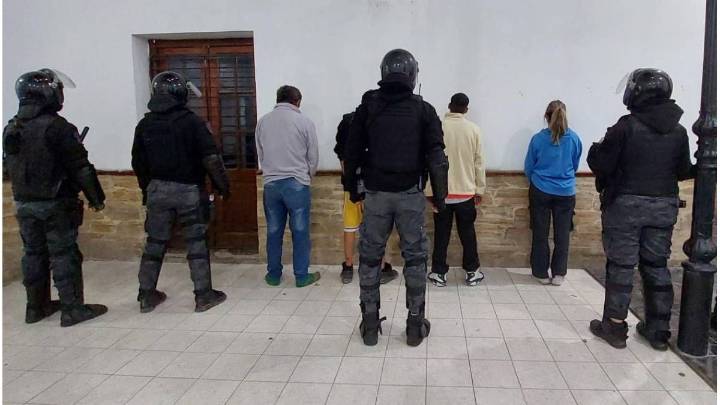 Violencia en La Paz: cuatro detenidos tras ataque armado y disturbios en barrio Feria