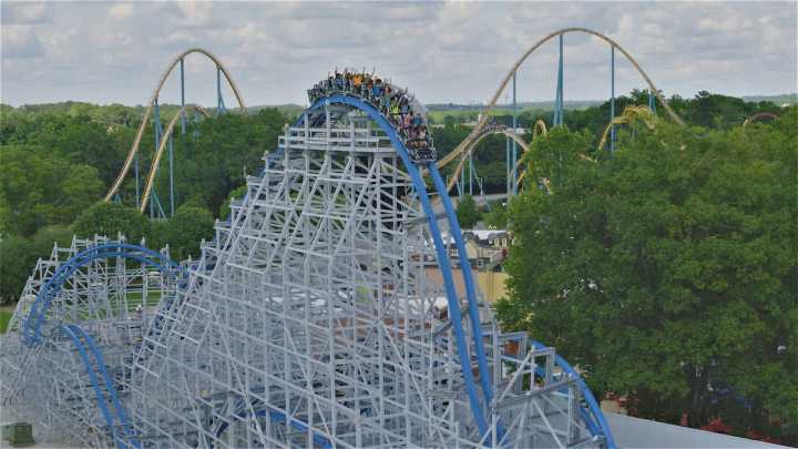 Six Flags announces the closing of two theme parks
