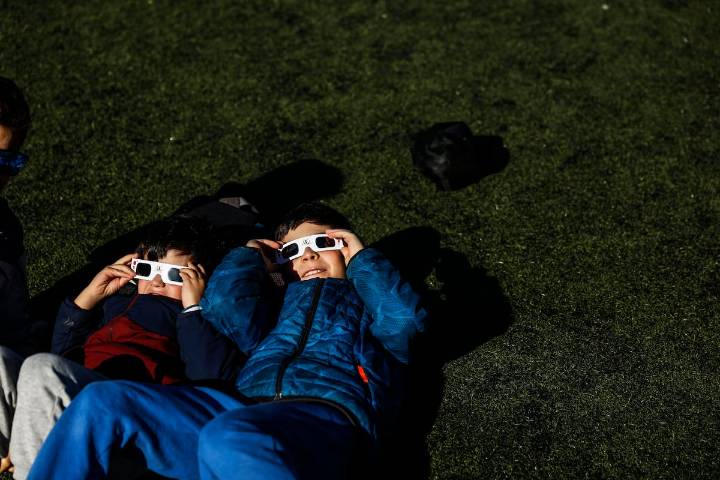 El trío de eclipses solares que se avecinan en España lleva al Gobierno a movilizar 13 ministerios ante un reto inédito