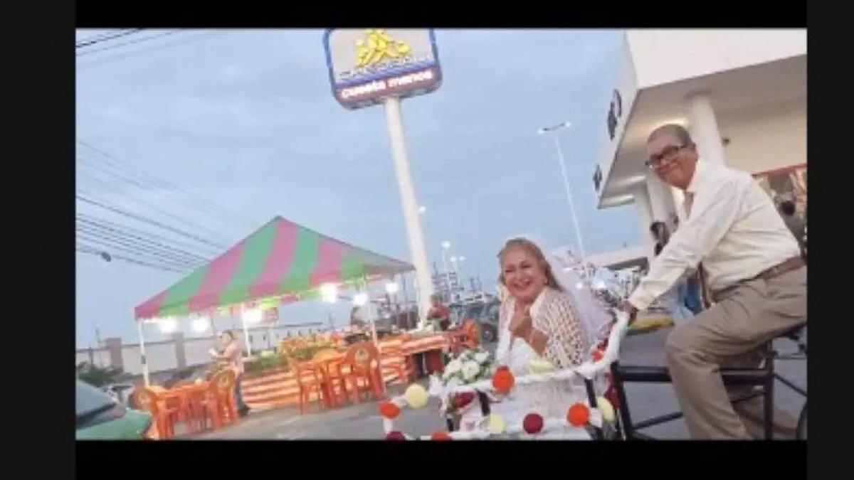 Abuelitos son captados rumbo a su boda en triciclo y enternecen a las redes