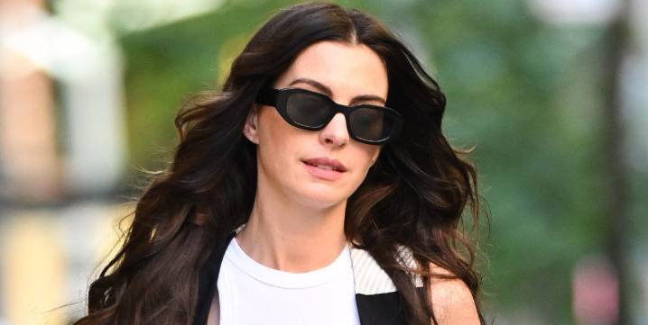 Vestidos, monos y camisas de firmas de lujo: así son los primeros estilismos de Anne Hathaway en 'El diablo se viste de Prada 2'
