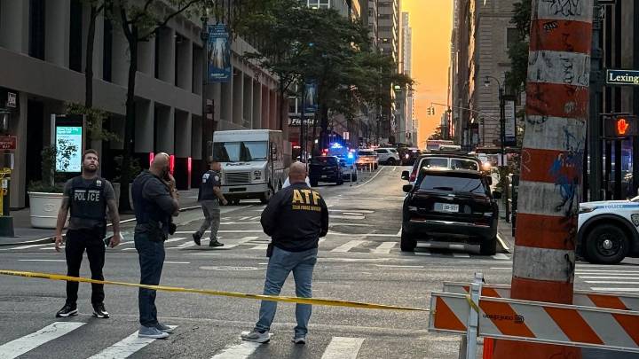 5 people dead in Manhattan shooting, officials say