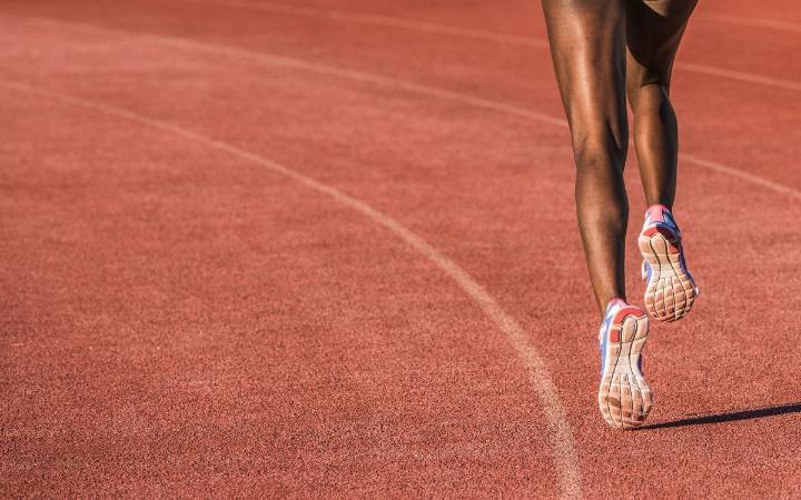 Federación Mundial de Atletismo exigirá pruebas genéticas para competir en la categoría femenina