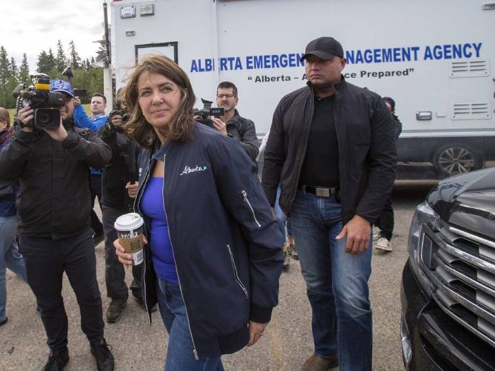 Premier criticizes report that says Alberta hindered Jasper firefighting