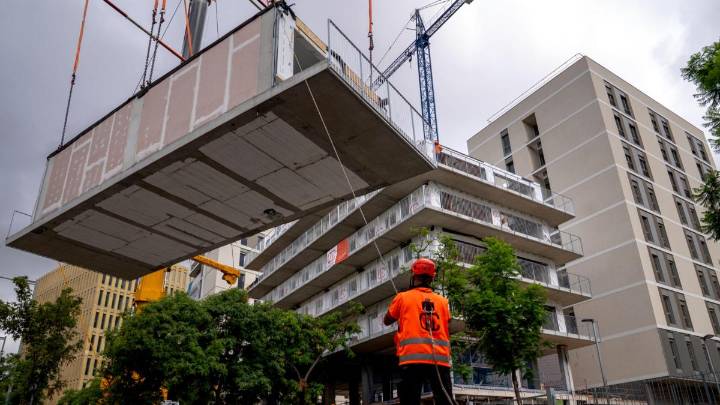 Barcelona levanta en diez días un bloque de 40 pisos públicos en contenedores