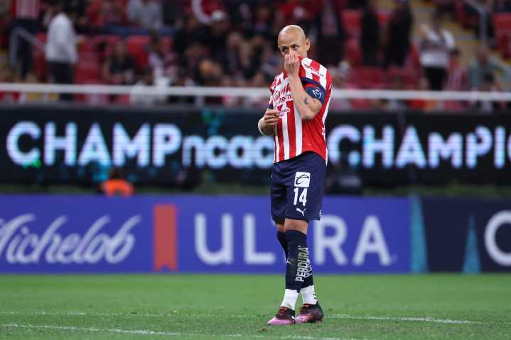 “Chicharito” no jugará la Leagues Cup con Chivas debido a una lesión muscular