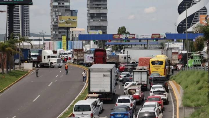 Transportistas paralizan carreteras por inseguridad en Puebla