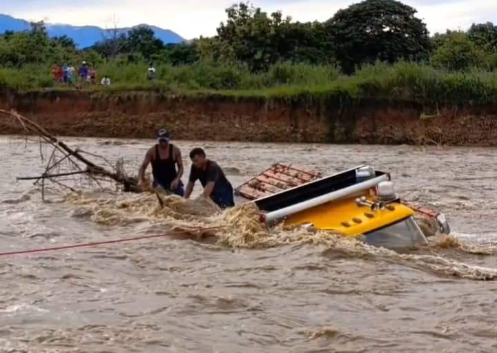 Un camión quedó bajo el agua por la crecida repentina de una quebrada en Barinas (VIDEO)