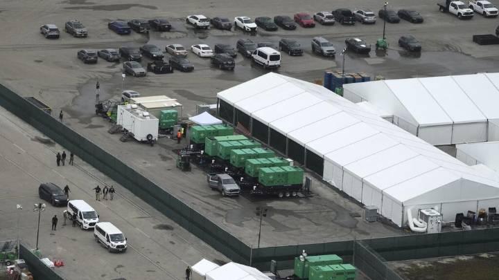 Cuestionan al gobierno de Florida por contratos millonarios para el centro de detención Alligator Alcatraz