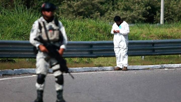 Sin identificar cuerpo de mujer abandonado en campo deportivo de Acultzingo