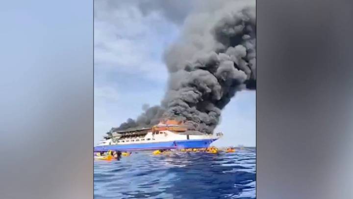 Vídeo: Cientos de pasajeros saltan por la borda de un ferry incendiado en Indonesia: al menos cinco personas han muerto
