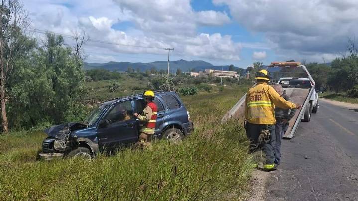 Pierde el control y choca con un árbol