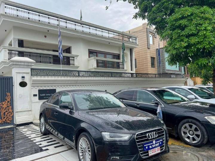 Arrestan a un presunto estafador que dirigía una embajada falsa cerca de Nueva Delhi
