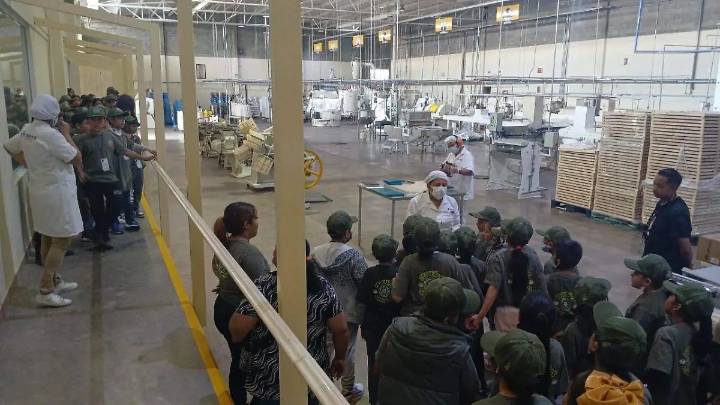 Niños de “Pequeños Guardianes” en Soledad, visitan chocolatería y conocen el aeropuerto