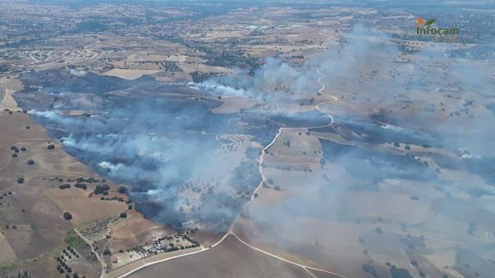 Un incendio en Méntrida, Toledo, obliga a confinar a los vecinos de una urbanización cercana
