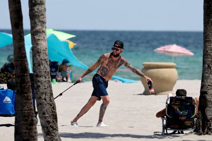 Are tattooed beachgoers at risk for skin cancer?
