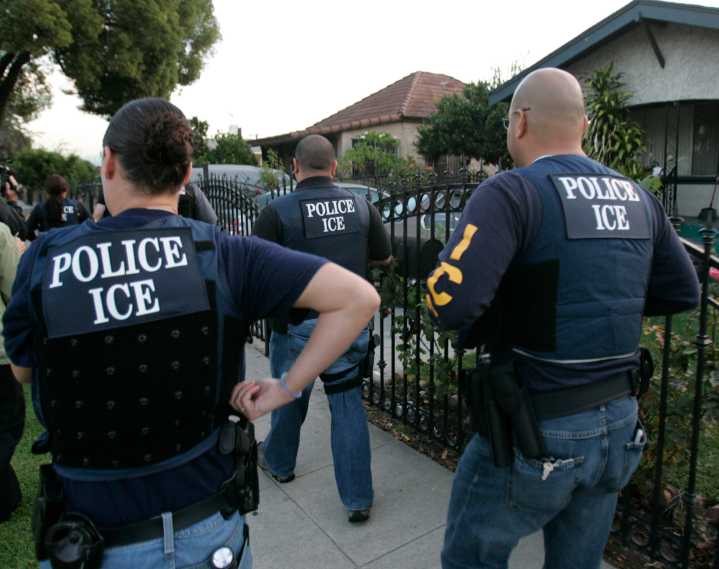 Redadas de ICE enfrentan rechazo y cae la popularidad de Trump