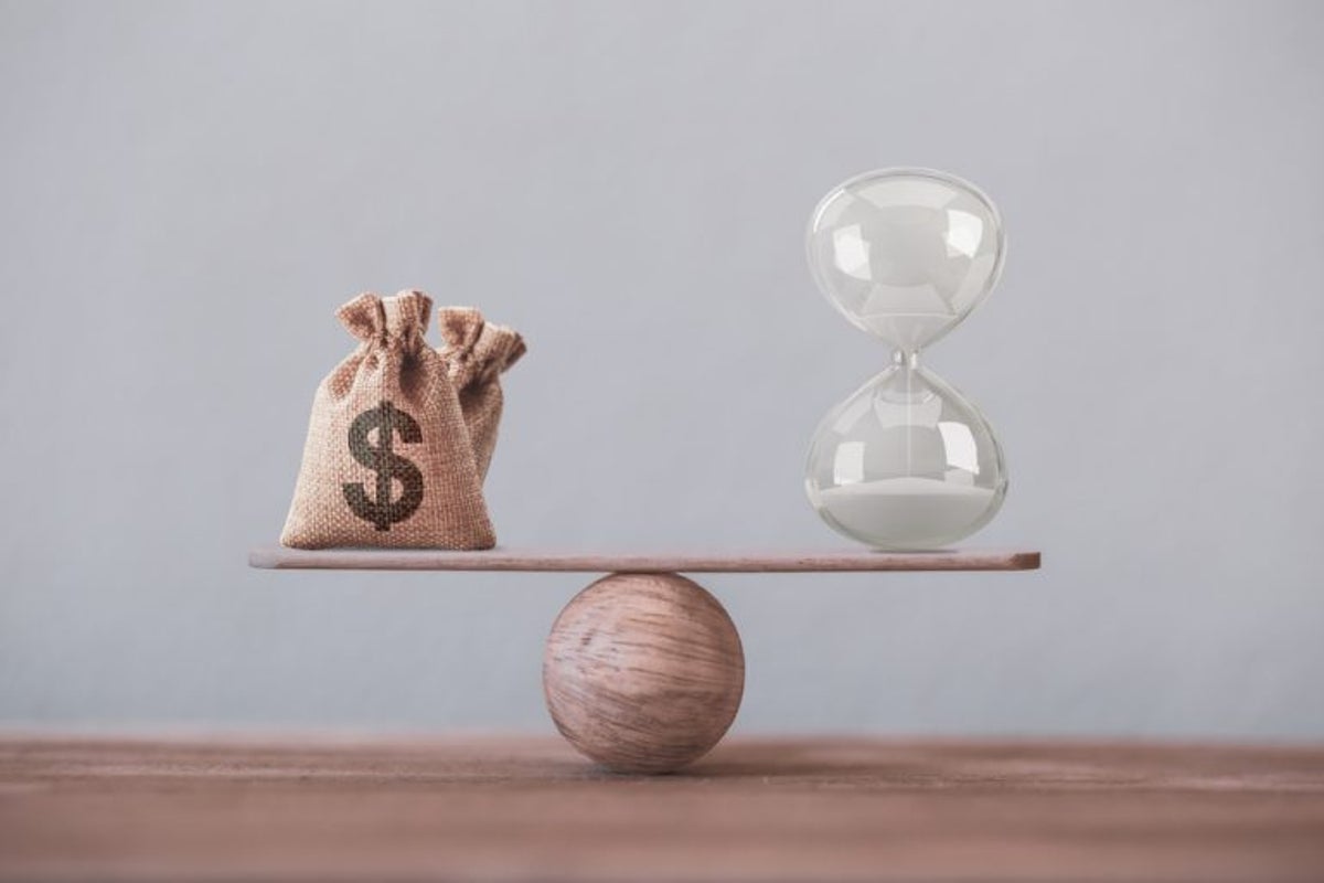 Net Worth at 25: How Much Should You Have Saved? • Benzinga
