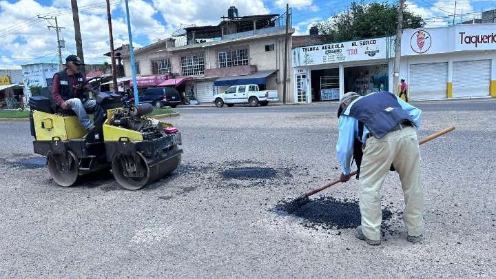 Continúan acciones de bacheo en el bulevard salida a Irapuato