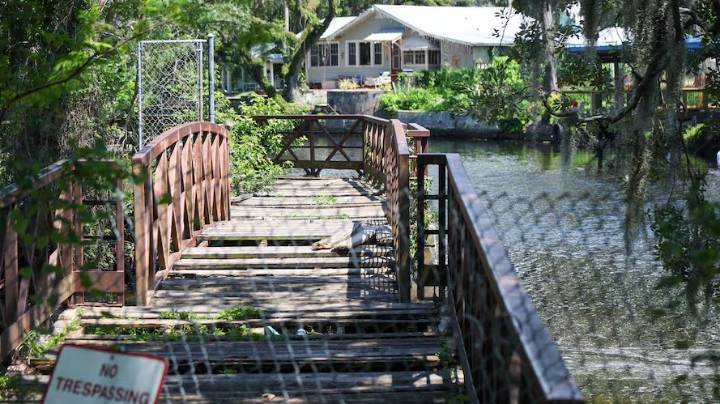 En Sulphur Springs, residentes instan a la ciudad a reparar un puente largamente olvidado