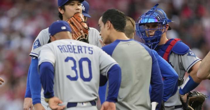 Ohtani abandona el montículo por calambres contra Rojos en espera de su próxima apertura