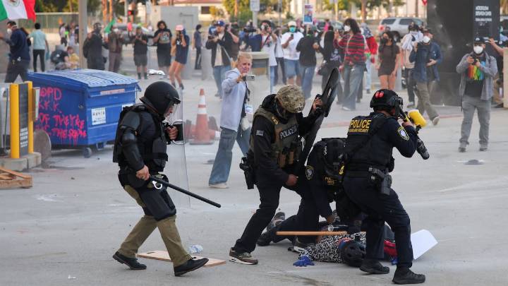 Los cargos a manifestantes contra redadas migratorias en Los Ángeles se tambalean entre errores fiscales y acusaciones dudosas