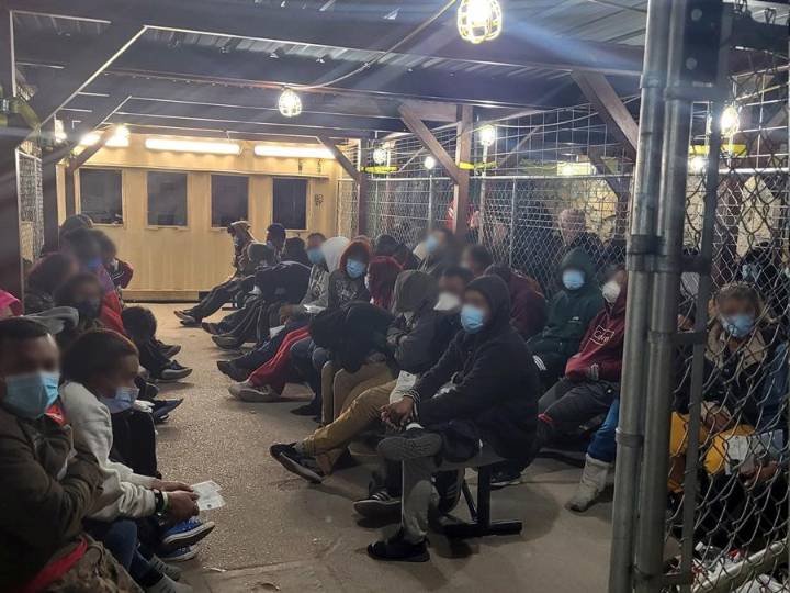 Denuncian condiciones en que están detenidos inmigrantes en edificio federal en Nueva York