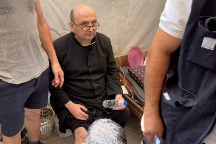Bombardeo de Israel contra iglesia de la Sagrada Familia en Gaza dejó cuatro muertos y siete heridos: párroco Gabriel Romanelli resultó lesionado