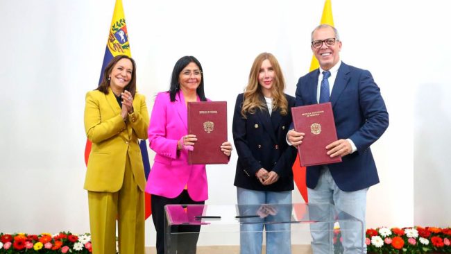 Colombia y Venezuela firman acuerdo que regula transporte de carga entre ambos países