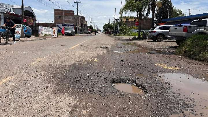 Ponen en riesgo a usuarios baches en carretera Irapuato
