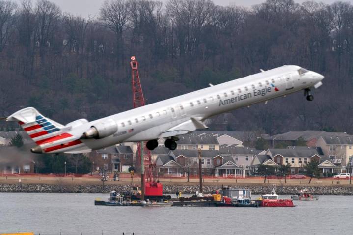 Autoridades inician audiencias sobre colisión aérea en Washington que mató a 67