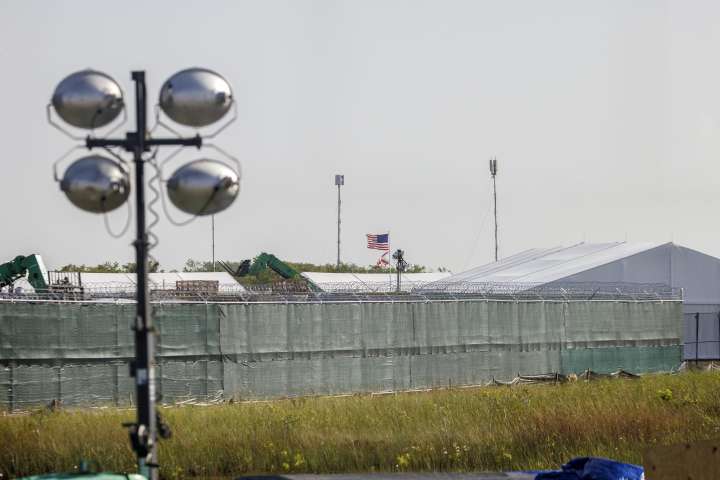 Cónsul mexicano visita Alligator Alcatraz, en Florida