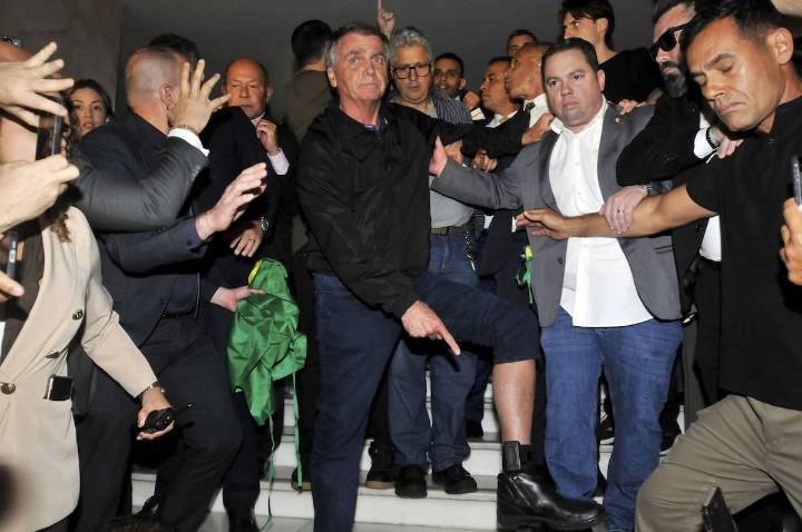 Bolsonaro exhibió su tobillera electrónica en público y un juez de la Corte amenazó con decretar su “prisión inmediata”