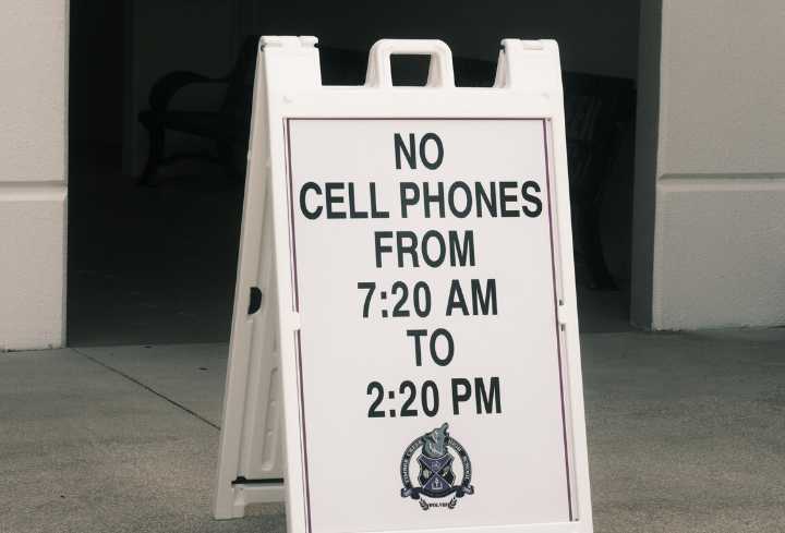 ¿Usted aprueba la prohibición de los teléfonos móviles en las escuelas públicas de Nueva York, desde la entrada hasta la salida?