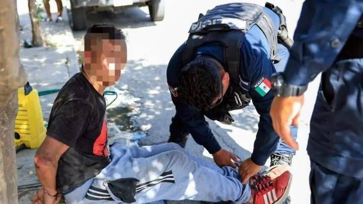 Vecinos capturan a presunto ladrón en Guadalupe, NL; lo atan y golpean
