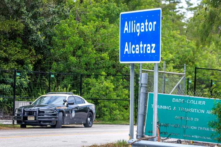 Dos hermanos detenidos en 'Alcatraz de los Caimanes' vuelven a México