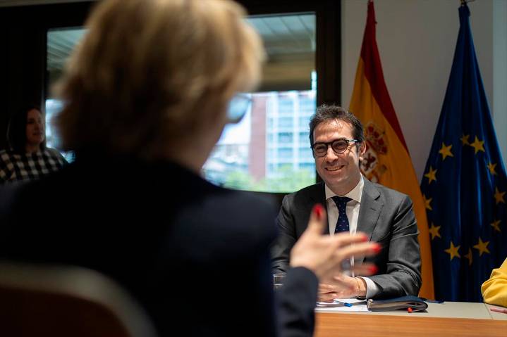 Bruselas expedienta a España por las normas que dan poder al Gobierno para frenar la OPA de BBVA a Sabadell
